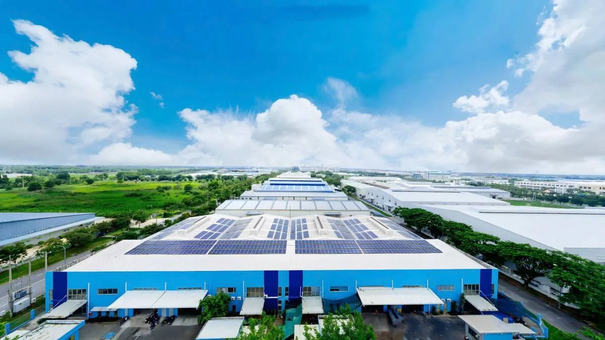 Toàn cảnh Khu công nghiệp Thành Thành Công tại Trảng Bàng với nhà xưởng hiện đại, khuôn viên rộng và hệ thống pin năng lượng mặt trời trên mái, minh họa khu vực việc làm trong quy hoạch Trảng Bàng